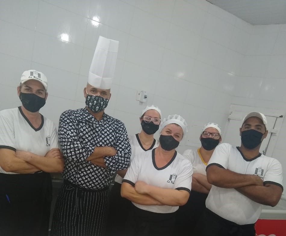 Chef Bernardo Júnior e a equipe da cozinha